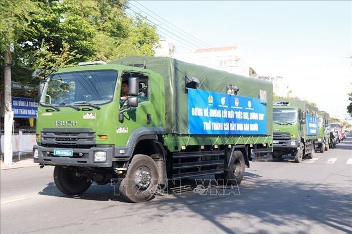 Lực lượng vũ trang diễu hành tuyên truyền trực quan về phòng, chống mua bán người. Ảnh: Xuân Triệu/TTXVN.