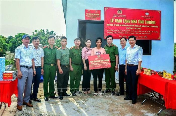 Phòng Cảnh sát hình sự (Công an tỉnh Bắc Ninh) phối hợp với Ủy ban MTTQ Việt Nam phường Chũ tổ chức lễ trao tặng nhà tình thương cho bà Lê Thị Oanh, gia đình có hoàn cảnh đặc biệt khó khăn tại tổ dân phố Kim Trung.