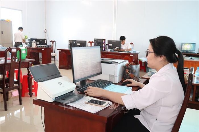 Mỗi cán bộ phòng Kinh tế xã Bình Hiệp hiện phụ trách công việc tương đương một phòng chuyên môn cấp huyện trước đây.