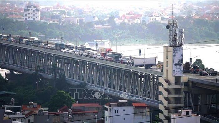Hiện trường vụ va chạm trực diện giữa hai xe tải trên cầu Thăng Long rạng sáng 30/7/2026. Ảnh: TTXVN phát