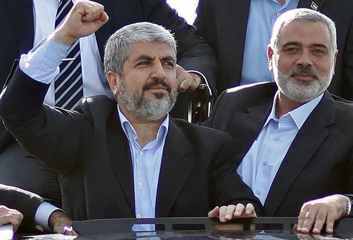 Ông Khaled Meshaal (bên trái) vào năm 2012 cùng với thủ lĩnh Hamas, Ismail Haniyeh (đã bị ám sát năm 2024 tại Tehran). Ảnh: Telegraph