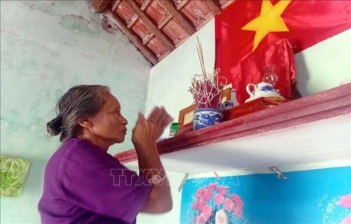 Bà Phan Thị Tuyết bên bàn thờ liệt sĩ Đoàn Minh Tuân.