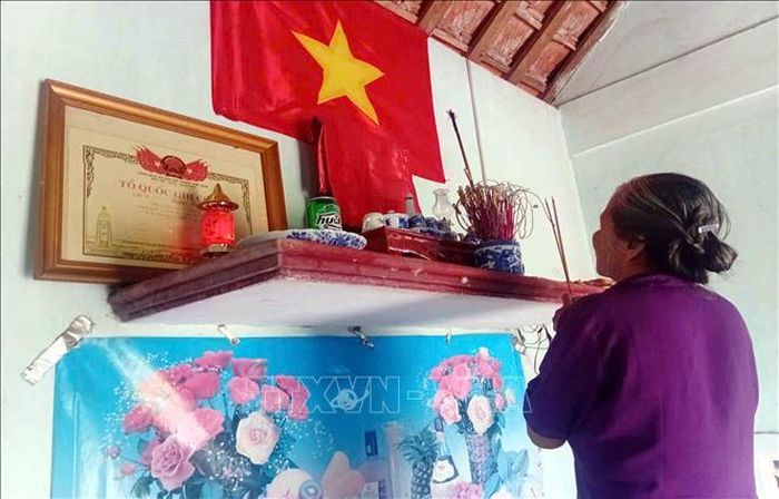 Bà Phan Thị Tuyết thắp hương tưởng nhớ liệt sĩ Đoàn Minh Tuân.