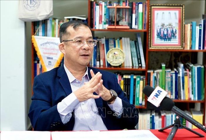 Phó Giáo sư, Tiến sĩ Neak Chandarith trả lời phỏng vấn phóng viên TTXVN. Ảnh: Quang Anh/PV TTXVN tại Campuchia.