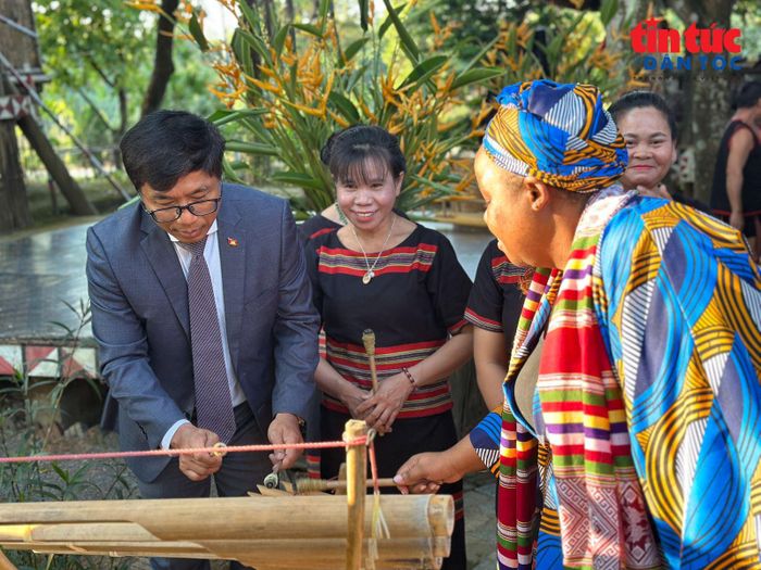 Du khách trải nghiệm các di sản của Việt Nam.
