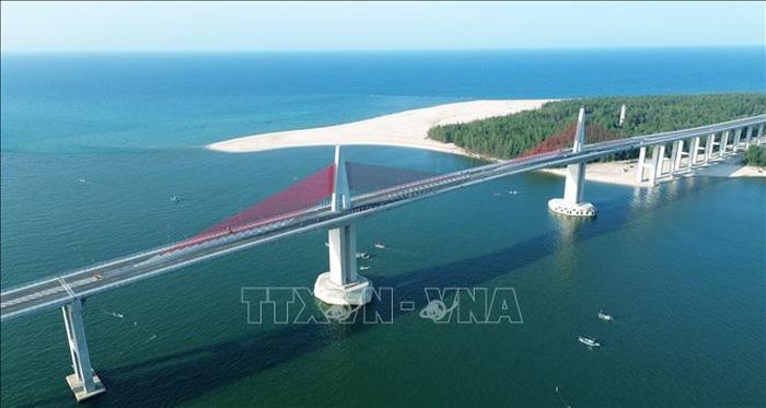 Điểm nhấn thị giác mạnh mẽ nhất của cây cầu là hai trụ tháp chính hình chữ A vươn cao sừng sững, mang lại dáng vẻ hiện đại nhưng vẫn vững chãi trước gió bão khắc nghiệt miền Trung. Ảnh: Quốc Khánh/TTXVN