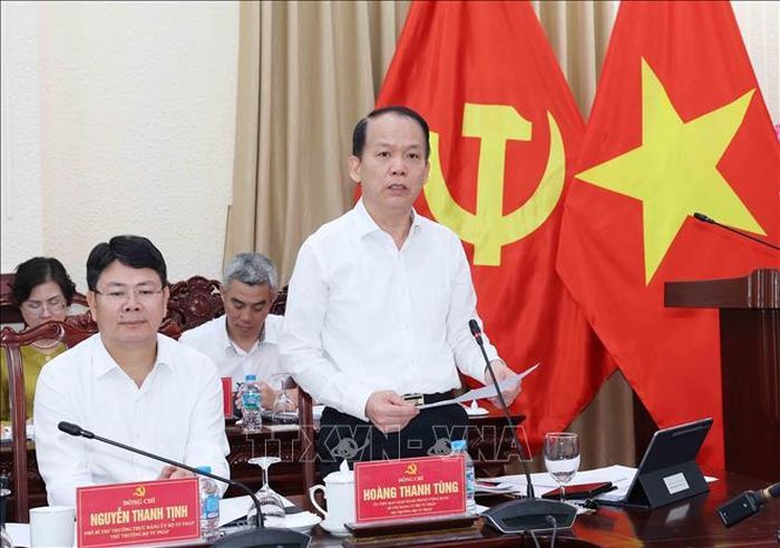 Đồng chí Hoàng Thanh Tùng, Ủy viên Trung ương Đảng, Bí thư Đảng ủy, Bộ trưởng Bộ Tư pháp phát biểu tại buổi làm việc. Ảnh: Phương Hoa/TTXVN