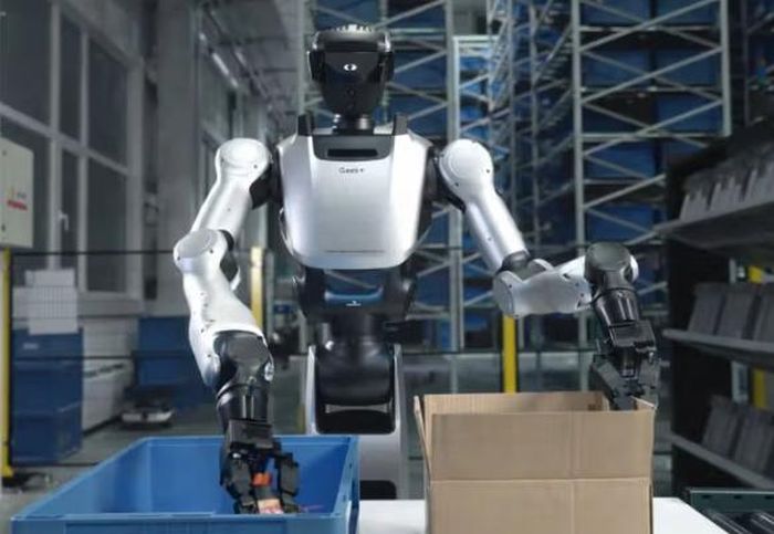 Robot hình người do Geek+ sản xuất đang góp phần đẩy nhanh tự động hóa trong ngành logistics tại Anh. Ảnh: AutomateX