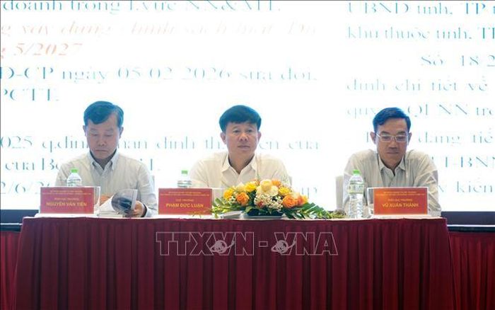 Các đồng chí chủ trì Hội nghị.