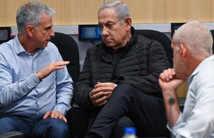 Thủ tướng Benjamin Netanyahu (giữa) cùng với Ronen Bar (bên phải), giám đốc Shin Bet, và David Barnea (bên trái), giám đốc Mossad. Ảnh tư liệu: Israeli Gpo/Zuma Press Wire
