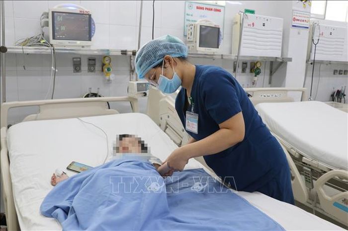 Sau 10 ngày điều trị, bệnh nhi đã qua cơn nguy kịch, được cai máy thở và đang tiếp tục bổ sung chế độ dinh dưỡng.