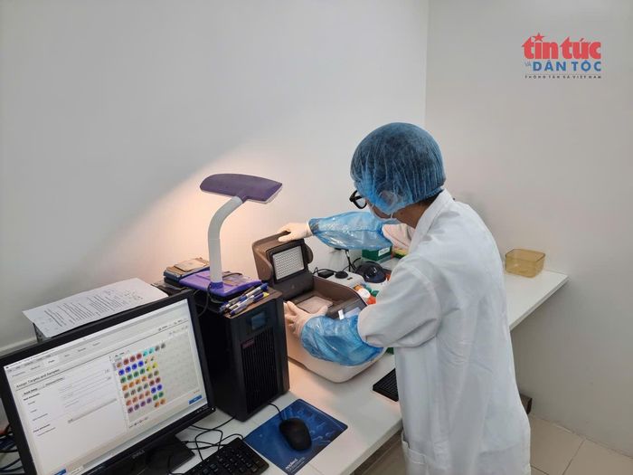 Giám định ADN hài cốt liệt sĩ tại Trung tâm Giám định ADN. Ảnh: XC