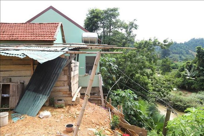 Những ngôi nhà nằm cheo leo sát bên mép bờ suối là hình ảnh đáng lo ngại về nguy cơ mất an toàn tại nhiều bản của xã Nga My (tỉnh Nghệ An). Ảnh: Xuân Tiến/TTXVN