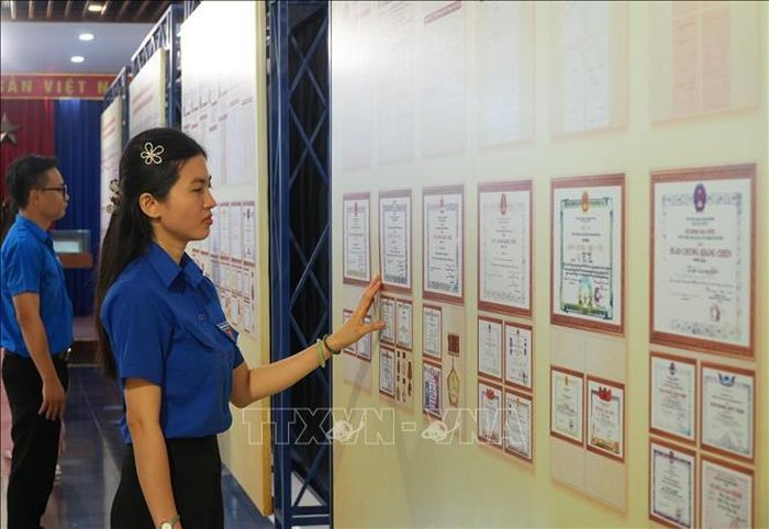 Việc đưa tài liệu lưu trữ ra phục vụ rộng rãi công chúng không chỉ thực hiện tốt chức năng quản lý nhà nước mà còn góp phần bồi đắp lòng tự hào dân tộc và khơi dậy trách nhiệm của thế hệ trẻ.