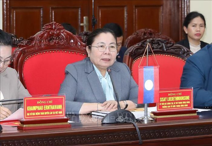 Đồng chí Sisay Luedethmounsone, Ủy viên Bộ Chính trị, Bí thư Trung ương Đảng, Trưởng Ban Tổ chức Trung ương Đảng NDCM Lào, phát biểu tại buổi làm việc.