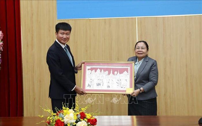 Đồng chí Sisay Luedethmounsone, Ủy viên Bộ Chính trị, Bí thư Trung ương Đảng, Trưởng Ban Tổ chức Trung ương Đảng NDCM Lào trao sản phẩm thủ công mỹ nghệ đặc sắc của Lào tặng tỉnh Ninh Bình.