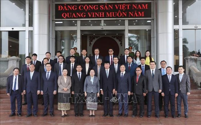 Các đại biểu chụp ảnh lưu niệm tại trụ sở Tỉnh ủy Ninh Bình.