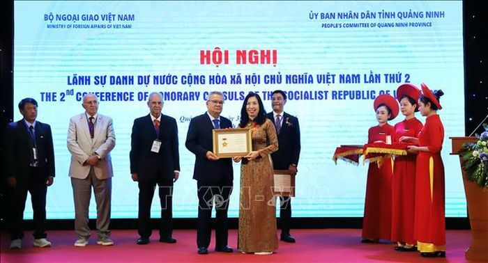 Thứ trưởng Bộ Ngoại giao Lê Thị Thu Hằng trao Kỷ niệm chương “Vì sự nghiệp Ngoại giao Việt Nam” và Bằng khen của Bộ trưởng Bộ Ngoại giao cho các Lãnh sự danh dự có nhiều thành tích xuất sắc.