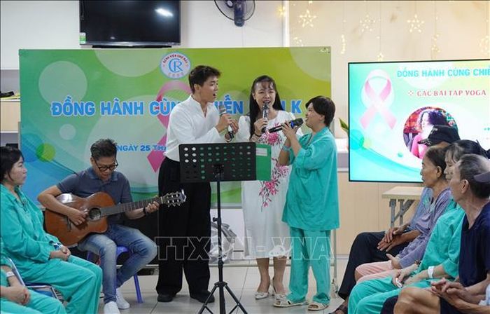 Bệnh nhân hát trong Chương trình "Đồng hành cùng chiến binh K" của Bệnh viện Chợ Rẫy. Ảnh: Đinh Hằng/TTXVN