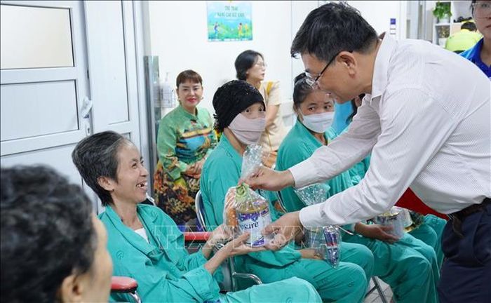 Bác sĩ Khoa Tuyến vú tặng quà cho bệnh nhân trong Chương trình "Đồng hành cùng chiến binh K" tại Bệnh viện Chợ Rẫy. Ảnh: Đinh Hằng/TTXVN