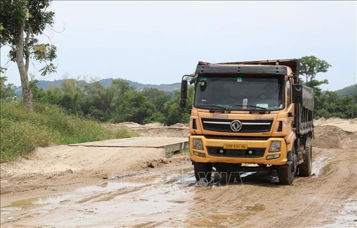 Dù đã có Quy định nhưng việc giám sát, kiểm tra, xử lý xe quá tải chưa triệt để.