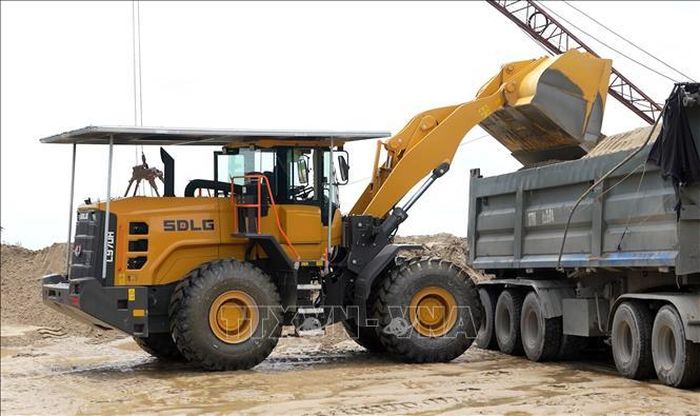 Việc không thực hiện cân tải trọng ngay tại khu vực đầu nguồn không chỉ gây khó khăn cho lực lượng chức năng trong công tác kiểm tra, xử lí tải trọng mà còn gây nguy cơ thất thoát tài nguyên.