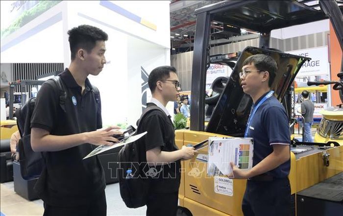 Doanh nghiệp giới thiệu sản phẩm, dịch vụ tới khách tham quan tại VILOG 2026.