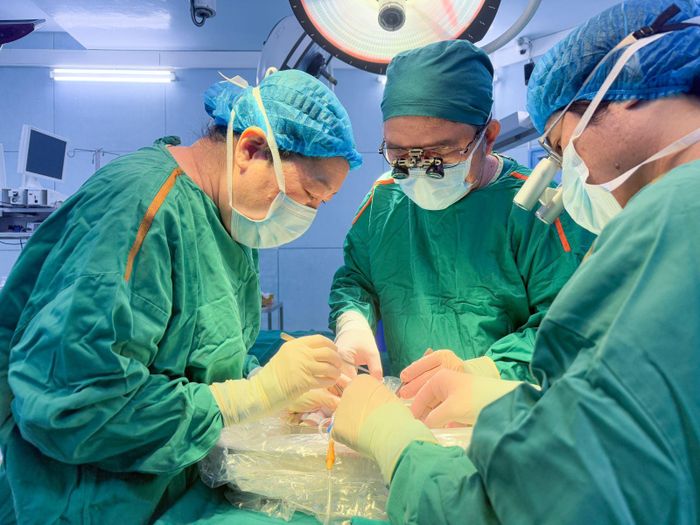Ê-kíp bác sĩ Bệnh viện Nhi đồng 2 thực hiện ca ghép thận cho bệnh nhi từ nguồn tạng hiến của người chết não. Ảnh: BV