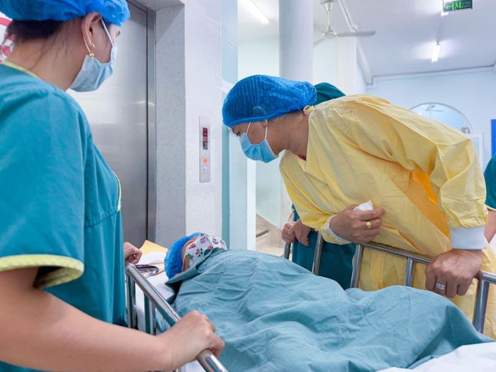 Bệnh nhi C.B. được ghép thận sau nhiều năm điều trị suy thận mạn và lọc màng bụng bằng máy. Ảnh: BV