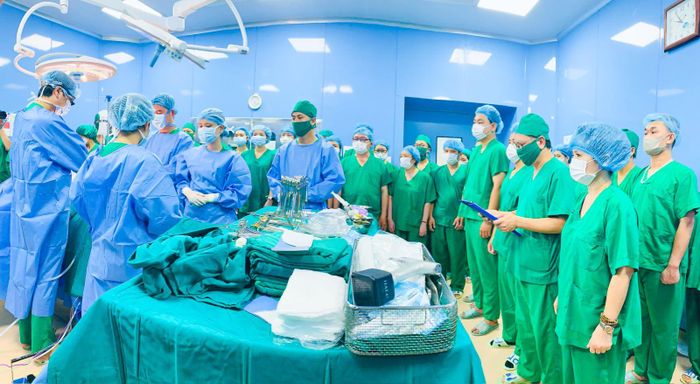Ê-kíp lấy tạng mặc niệm tri ân người hiến trước khi tiến hành phẫu thuật lấy tạng. Ảnh: BV