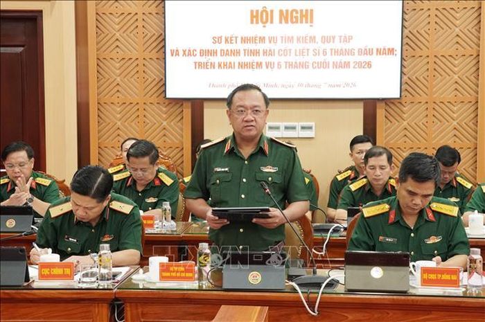 Thiếu tướng Nguyễn Thành Trung, Chính ủy Bộ Tư lệnh TP. Hồ Chí Minh, phát biểu tại hội nghị.