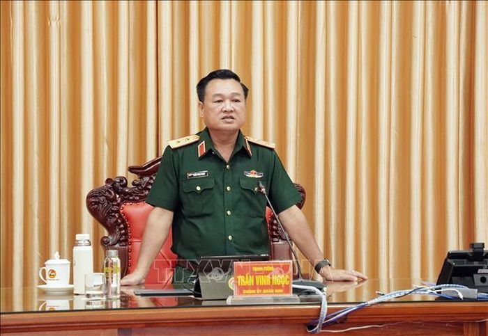 Trung tướng Trần Vinh Ngọc, Chính ủy Quân khu 7, phát biểu tại hội nghị.