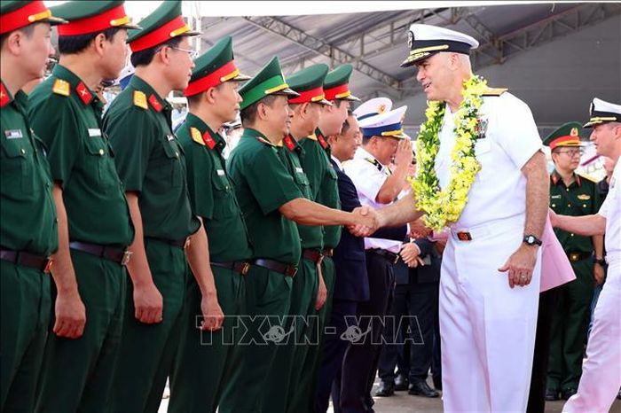 Lễ đón Sỹ quan, thủy thủ đoàn tàu sân bay Hoa Kỳ tại cảng Tiên Sa (Đà Nẵng).