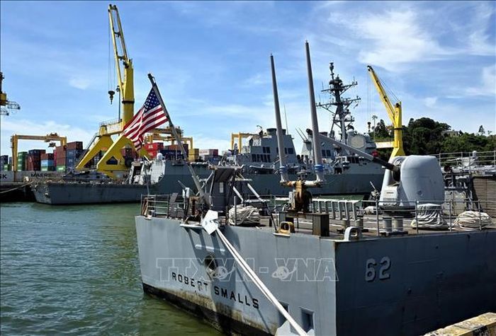 2 tàu hải quân hộ tống gồm tàu tuần dương USS Robert Smalls (CG 62) và tàu khu trục USS Shoup (DDG 86) đã cập cảng Tiên Sa (Đà Nẵng). Ảnh: Trần Lê Lâm/TTXVN