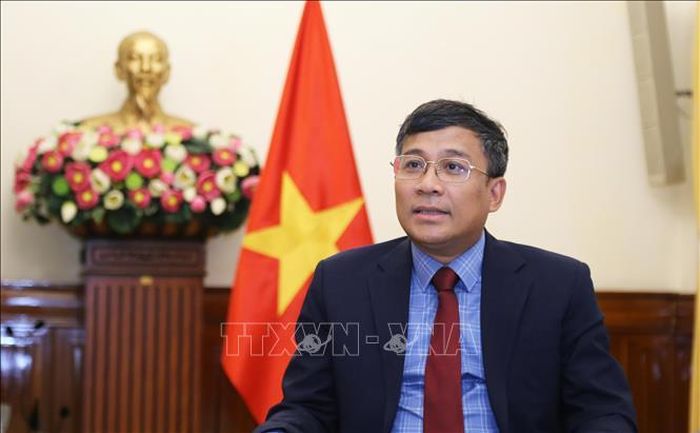 Thứ trưởng Thường trực Bộ Ngoại giao Nguyễn Minh Vũ trả lời phỏng vấn của báo chí. Ảnh: TTXVN phát