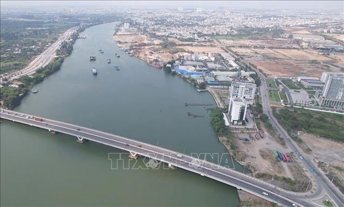 Khu công nghiệp Biên Hòa 1 nằm ở vị trí đắc địa, tiếp giáp sông Đồng Nai.