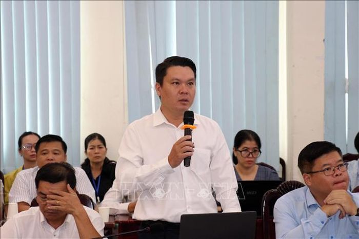 Phó Giám đốc Trung tâm Quản lý giao thông công cộng TP Hồ Chí Minh Lê Hoàn báo cáo kết quả sau một tháng triển khai miễn phí vé xe buýt.
