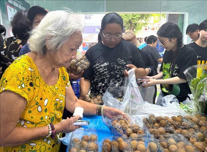 Người dân chọn mua nhãn xuồng đặc sản của TP Hồ Chí Minh.