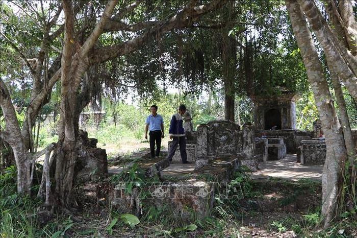 Khu mộ trong khuôn viên đình làng An Định hư hỏng, xuống cấp. Ảnh: Đinh Hương - TTXVN
