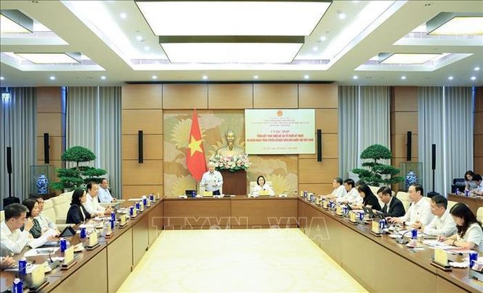 Phó Chủ tịch Thường trực Quốc hội Đỗ Văn Chiến chủ trì Hội nghị.