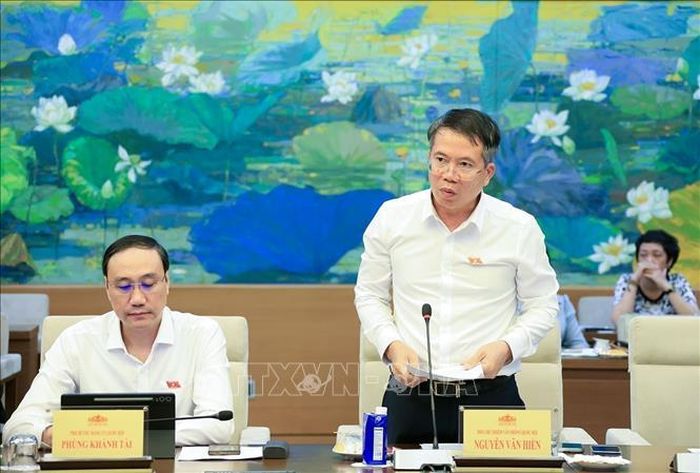 Phó Chủ nhiệm Văn phòng Quốc hội Nguyễn Văn Hiển báo cáo tóm tắt đề án.