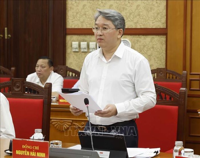 Đồng chí Nguyễn Hải Ninh, Ủy viên Trung ương Đảng, Chánh Văn phòng Trung ương Đảng công bố Quyết định của Bộ Chính trị về phân công, kiện toàn nhân sự Ban Chỉ đạo Trung ương về phát triển khoa học, công nghệ, đổi mới sáng tạo và chuyển đổi số. Ảnh: Thống Nhất/TTXVN