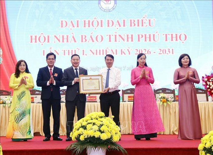 Lãnh đạo tỉnh Phú Thọ tặng bằng khen cho Hội Nhà báo tỉnh Phú Thọ vì đã có thành tích xuất sắc trong thực hiện nhiệm vụ công tác năm 2025. Ảnh: Tạ Toàn – TTXVN
