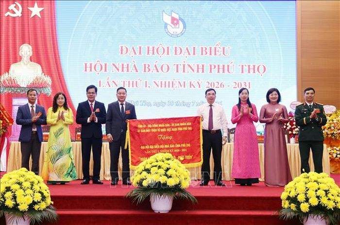 Lãnh đạo tỉnh Phú Thọ tặng Hội bức chướng với dòng chữ "Đoàn kết - Đổi mới - Phát triển" tại Đại hội. Ảnh: Tạ Toàn – TTXVN