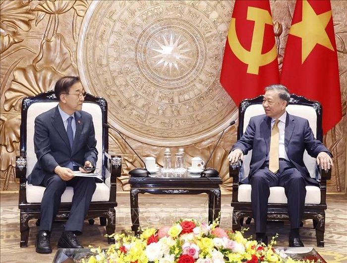 Tổng Bí thư, Chủ tịch nước Tô Lâm tiếp Bộ trưởng Đất đai, Cơ sở hạ tầng, Giao thông Hàn Quốc Kim Yun Duk. Ảnh: Thống Nhất/TTXVN