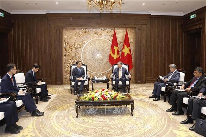 Tổng Bí thư, Chủ tịch nước Tô Lâm tiếp Bộ trưởng Đất đai, Cơ sở hạ tầng, Giao thông Hàn Quốc Kim Yun Duk. Ảnh: Thống Nhất/TTXVN