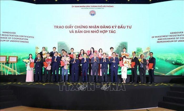 Lãnh đạo thành phố Hải Phòng trao chứng nhận đầu tư cho một số dự án tiêu biểu. Ảnh: Hoàng Ngọc/TTXVN
