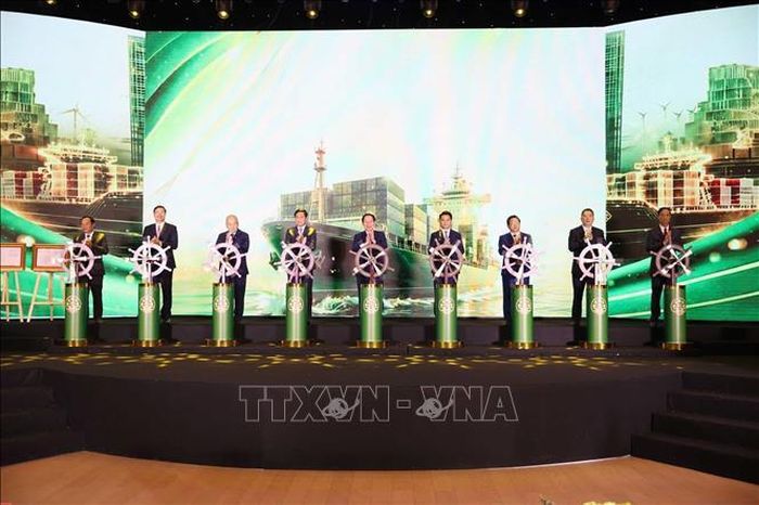 Phó Thủ tướng Lê Tiến Châu cùng các đại biểu thực hiện nghi thức khởi động Khu Thương mại tự do Hải Phòng. Ảnh: Hoàng Ngọc/TTXVN