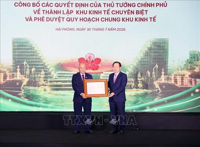 Phó Thủ tướng Lê Tiến Châu trao các Quyết định của Thủ tướng Chính phủ về Khu kinh tế và khởi động Khu Thương mại tự do Hải Phòng. Ảnh: Hoàng Ngọc/TTXVN