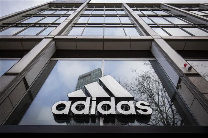 Biểu tượng của hãng sản xuất đồ thể thao Adidas tại công ty ở Berlin, Đức. Ảnh: AFP/TTXVN